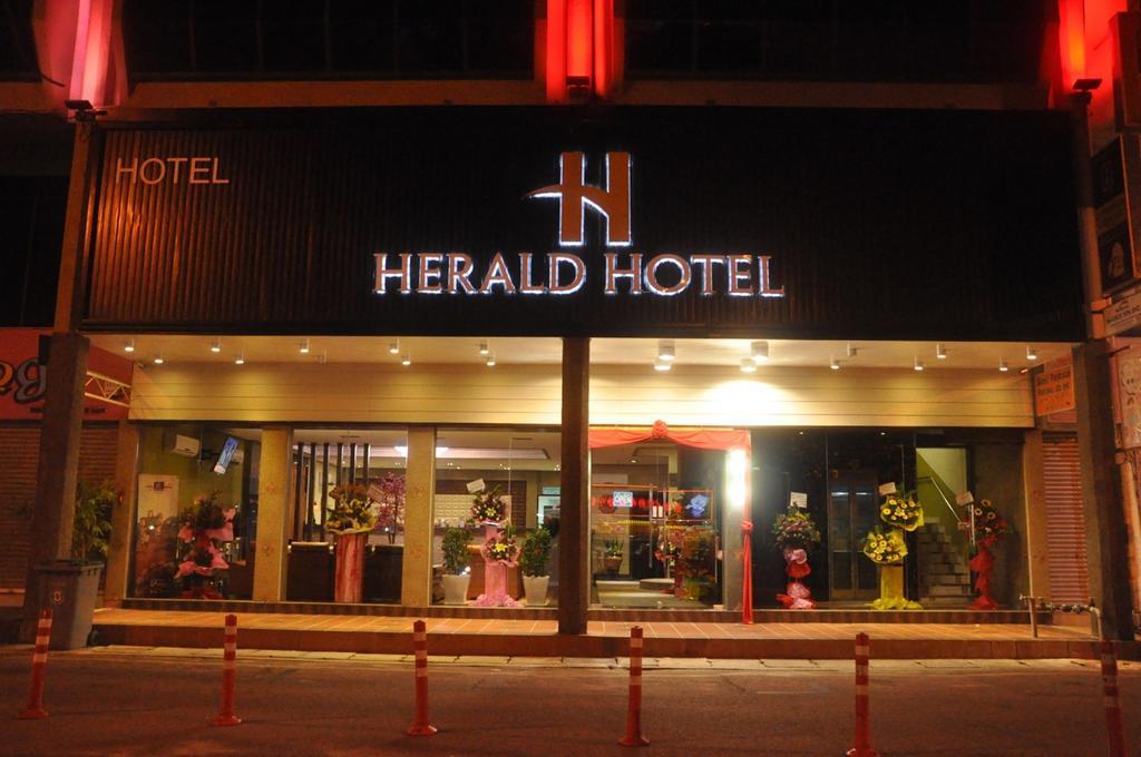 Herald Hotel Malacca Exterior photo